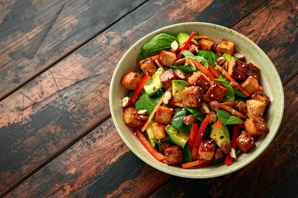 Ensalada de tofu frito vegano saludable con zanahoria, pimiento rojo, espinacas y nueces — Foto de Stock