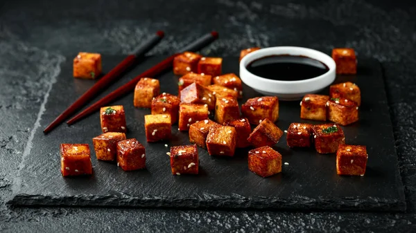 Tofu frito con palillo y semillas de sésamo sobre tabla de piedra rústica — Foto de Stock