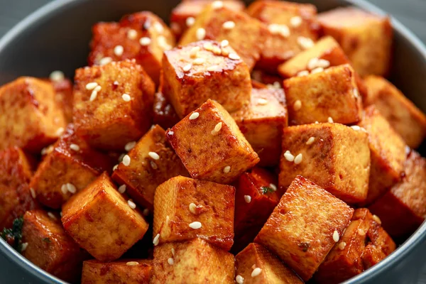 Tofu frito em uma tigela com sementes de gergelim — Fotografia de Stock