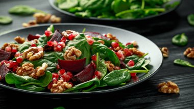 Taze ıspanaklı, nar tohumlu ve cevizli sağlıklı pancar salatası. sağlıklı vegan vejetaryen, bitki bazlı gıda