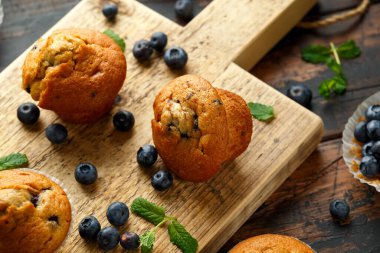 Yaban mersinli kek, nane ve böğürtlenli kek..