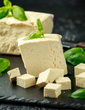 Koyu renkli taşlı fesleğenli organik soya tohumu.