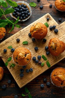Yaban mersinli kek, nane ve böğürtlenli kek..