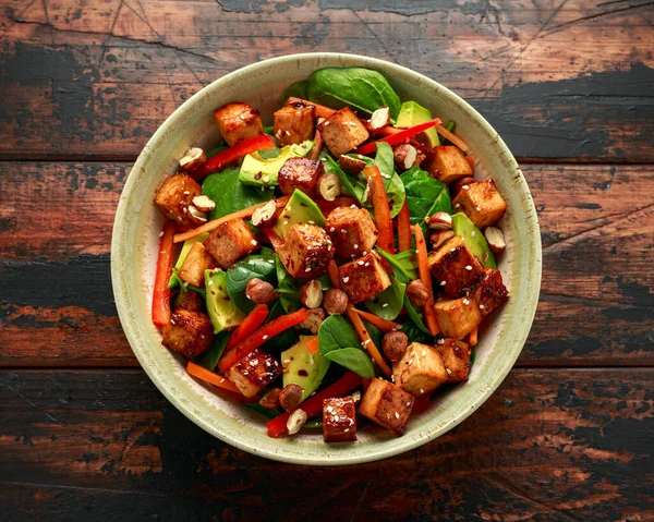 Salada saudável Vegan Fried Tofu com cenoura, pimentão vermelho, espinafre e nozes — Fotografia de Stock
