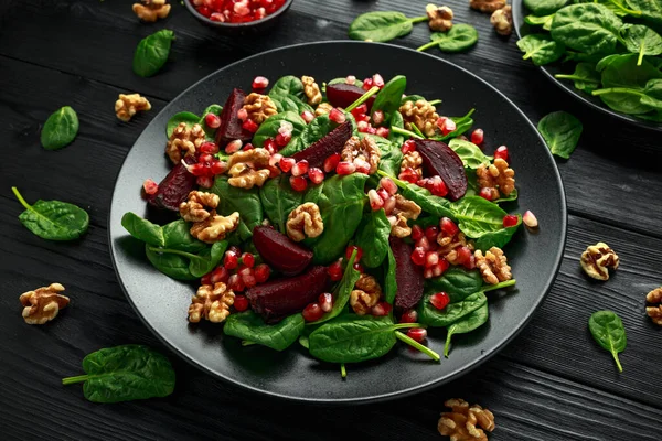 Здоровый свекольный салат со свежим сладким детским шпинатом, семенами граната и орехом леденца. здоровый вегетарианец, растительная пища — стоковое фото