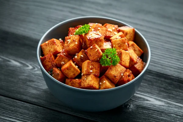Tofu frito em uma tigela com sementes de gergelim — Fotografia de Stock