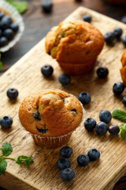 Yaban mersinli kek, nane ve böğürtlenli kek..