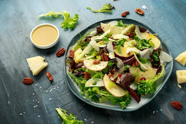 Vegetarian Fennel and apple salad with pecan nuts and Pecorino romano cheese shavings — Stock Photo, Image