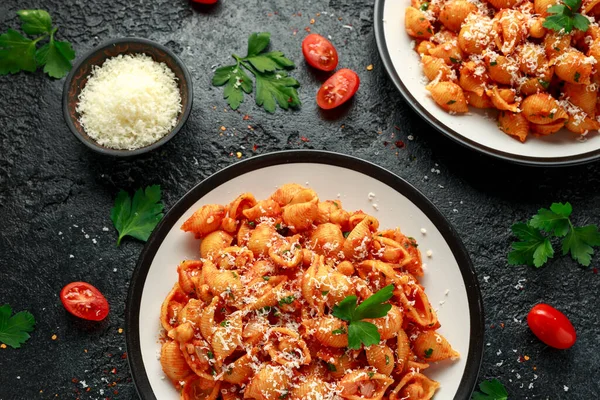 Conchiglie rigate pasta met kikkererwten in tomatensaus met parmezaanse kaas. Gezond veganistisch voedsel. — Stockfoto