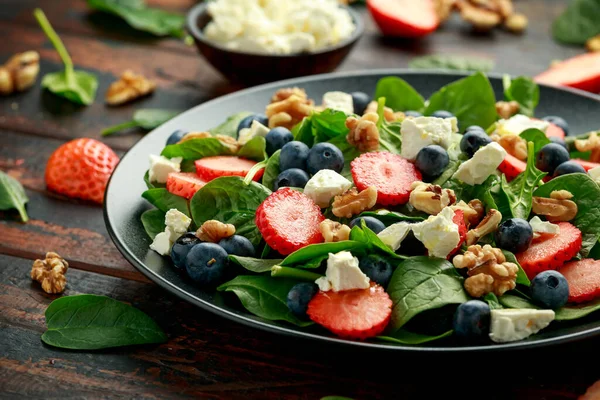 Salade d'épinards, fraises, bleuets et fromage feta. Été alimentation saine — Photo