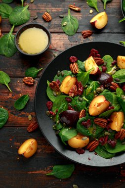 Yabanmersini, kabak tohumu, ceviz, ıspanak ve hardal soslu vegan eriği salatası.