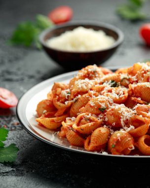 Domates soslu nohut ve parmesan peynirli Conchiglie rigate makarnası. Sağlıklı vejetaryen yemekleri.