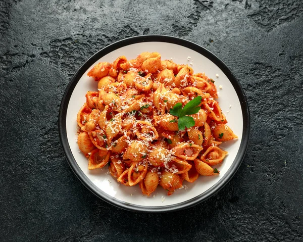 Кончигли ригате макароны с горохом в томатном соусе с сыром пармезан. Здоровое веганское питание . — стоковое фото