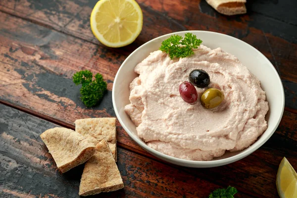 Mergulho Taramasalata com pão de pita e azeitonas — Fotografia de Stock