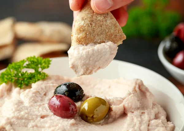 Mergulho Taramasalata com pão de pita e azeitonas — Fotografia de Stock