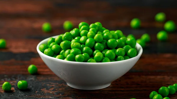 Pois verts dans un bol blanc. Aliments sains — Photo