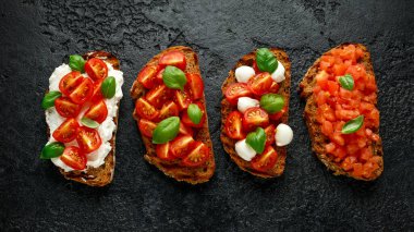 Peynirli, peynirli, fesleğenli, kirazlı ve dilimlenmiş domatesli ricotta.
