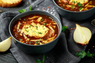 Fransız soğan çorbası ve rustik arka planda peynirli tost.