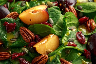 Yabanmersini, kabak tohumu, ceviz, ıspanak ve hardal soslu vegan eriği salatası.