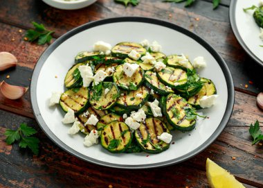 Izgara kabaklı, sarımsaklı ve otlu sıcak salata.