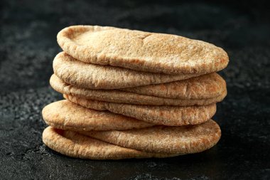 Kırsal arka planda siyah taş plakalı Pita ekmeği