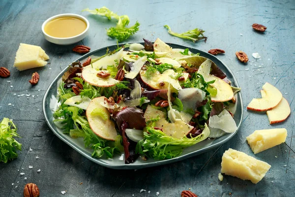 Vegetarian Fennel and apple salad with pecan nuts and Pecorino romano cheese shavings — Stock Photo, Image