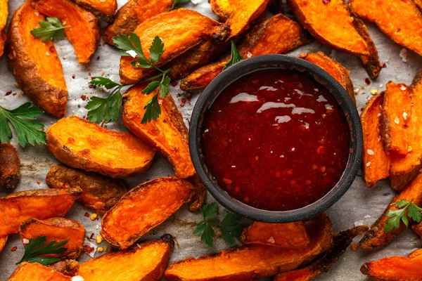 Cuñas de patata dulce de naranja al horno saludable con salsa de salsa, hierbas, sal y pimienta —  Fotos de Stock