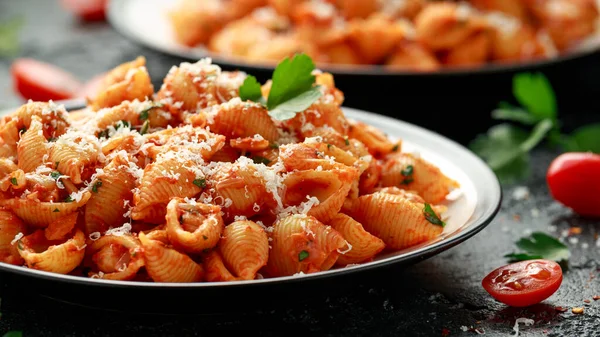 Conchiglie rigate pasta met kikkererwten in tomatensaus met parmezaanse kaas. Gezond veganistisch voedsel. — Stockfoto