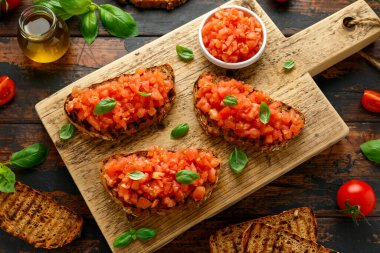 Köy tahtasında fesleğenli domates bruschetta..