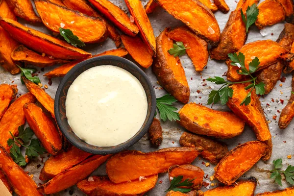 Cunhas Batata Doce Laranja Assada Saudável Com Molho Mergulho Ervas — Fotografia de Stock