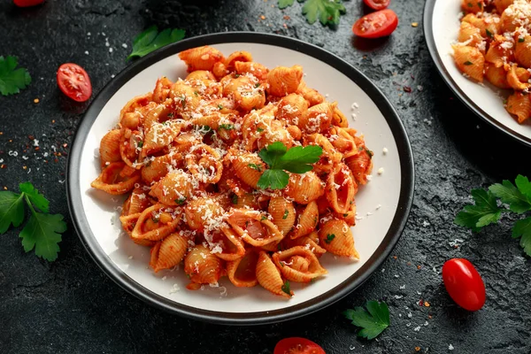 Conchiglie Rigate Pasta Met Kikkererwten Tomatensaus Met Parmezaanse Kaas Gezond — Stockfoto