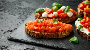 Peynirli, peynirli, fesleğenli, kirazlı ve dilimlenmiş domatesli ricotta.