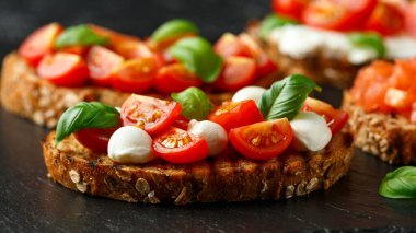 Mozzarella peyniri, fesleğen, kiraz domatesli köy taşı tahtası.