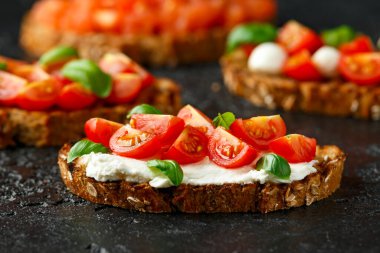 Peynirli makarna, fesleğen, kırsal masada kiraz domatesi.