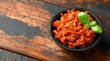 Biberli, sarımsaklı ve kasede otlu domates pesto.