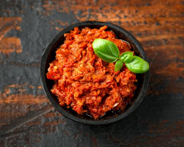 Biberli, sarımsaklı ve kasede otlu domates pesto.