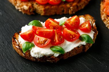 Peynirli, fesleğenli, kirazlı domatesli sandviç.