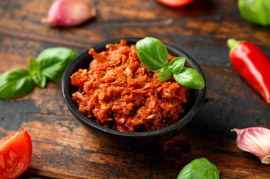 Biberli, sarımsaklı ve kasede otlu domates pesto.