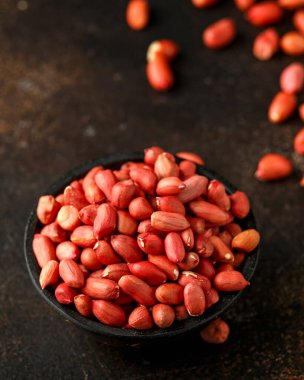 Köy arka planında tahta kasede yer fıstığı