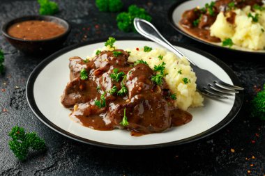 Kızarmış ciğer ve patates püresi.