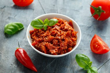 Beyaz kasede kurutulmuş domates pesto..