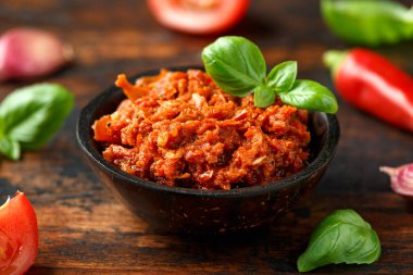 Biberli, sarımsaklı ve kasede otlu domates pesto.