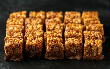 Çıtır pilav, karamelli atıştırmalık ve kırsal arka planda çikolata.