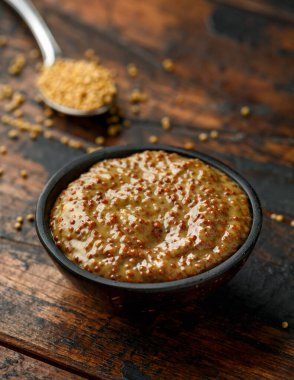 Tahta masada tahıllı hardal var..