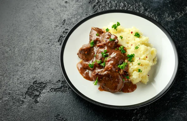 Smażona wątróbka w sosie z puree ziemniaczanym — Zdjęcie stockowe