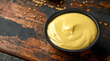 Dijon hardalı ahşap masada kasede..