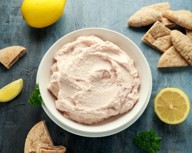 Beyaz kasede balık yumurtası ile yapılan taramasalata sosu.