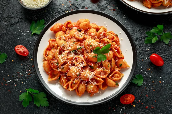 Conchiglie rigate pasta met kikkererwten in tomatensaus met parmezaanse kaas. Gezond veganistisch voedsel. — Stockfoto