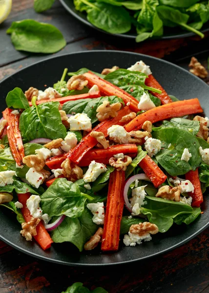 Запечений морквяний салат з сиром фета, горіхом та шпинатом. здорова їжа — стокове фото