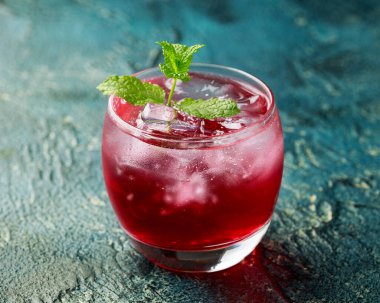 Blackberry kokteyli buz ve kırsal arka planda naneyle tazeleniyor